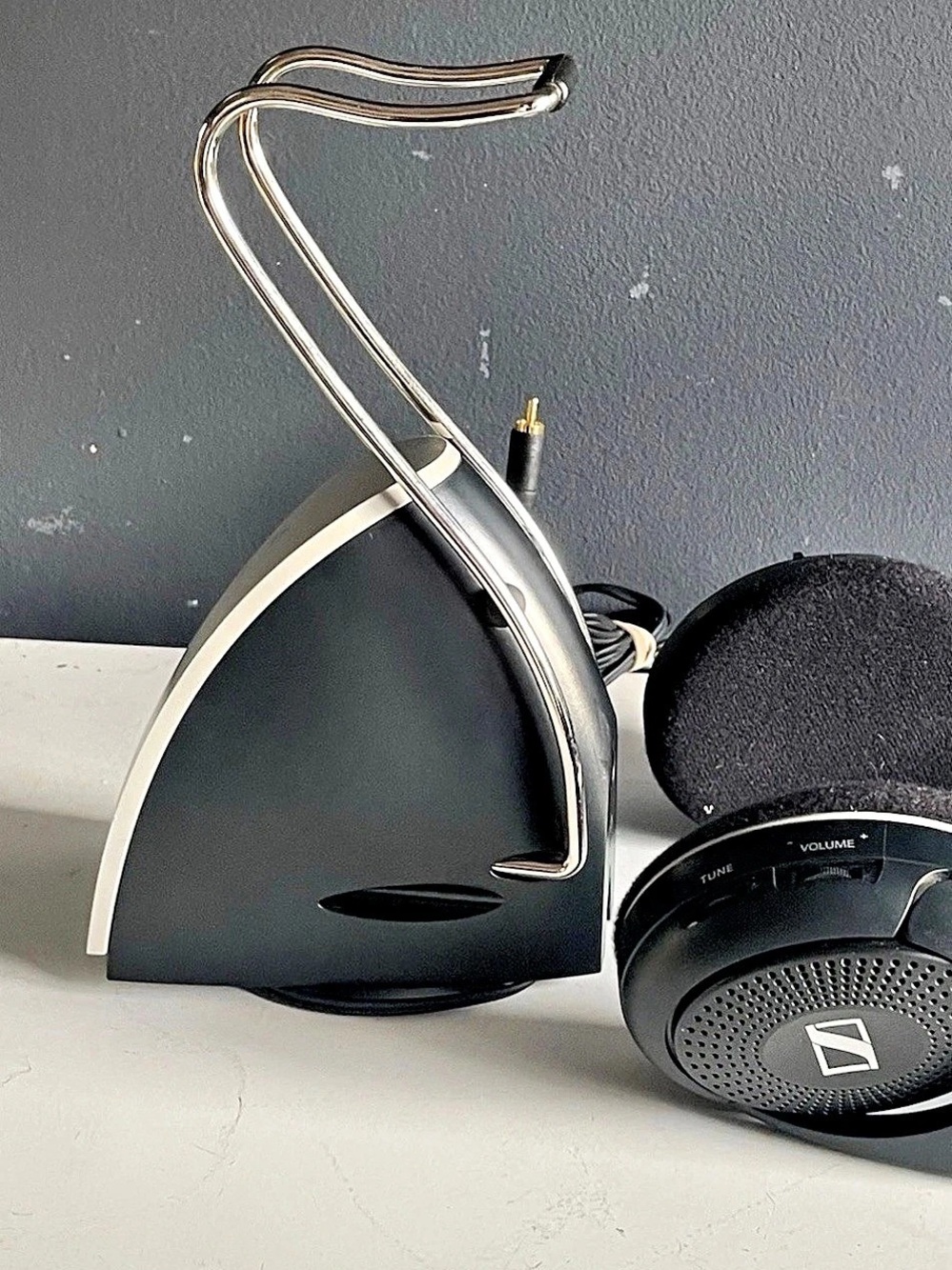 Sennheiser HDR 120 Wireless Headphones Black & White - Picture 2 of 16
